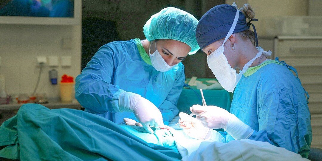 Через минут десять приезжает «Скорая». Первым делом помощь оказывают раненому инспектору ГИБДД. Его спешно увозят