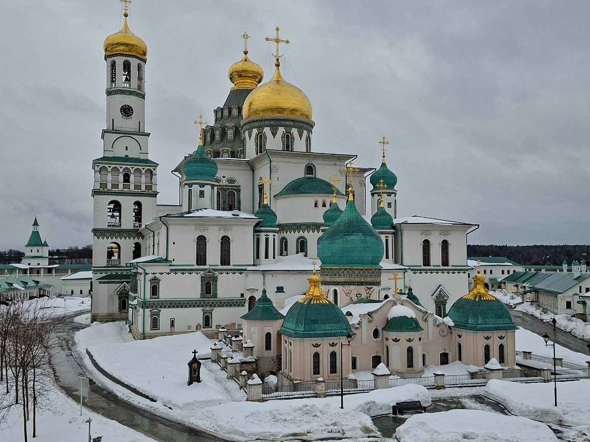 фото автора   Воскресенский храм и  общий  вид на  монастырь