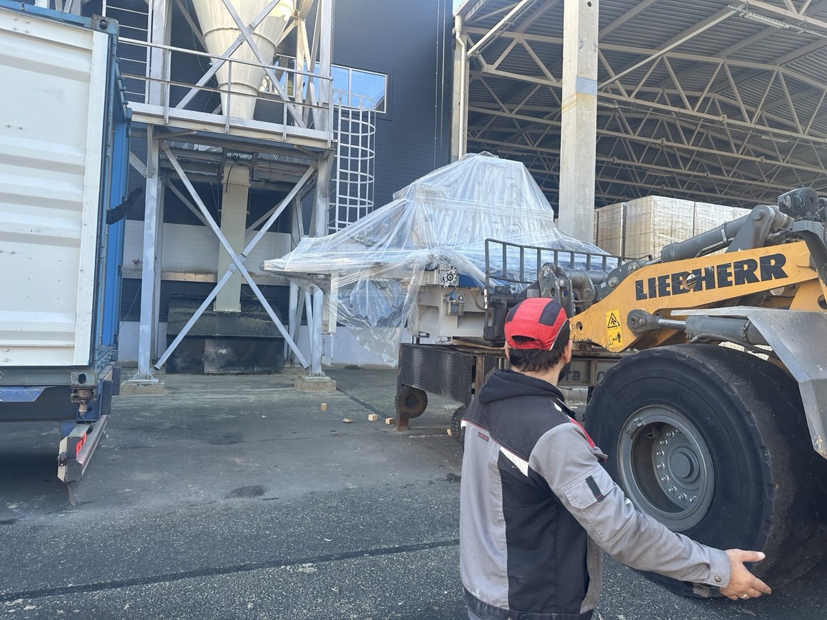 Процесс выгрузки кромкообрезного Deale MJ-Q5-800-35-1350