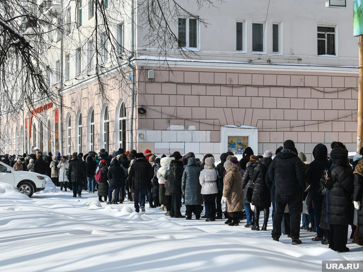    Люди с каждым часом пребывали