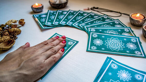 Как пережить март без проблем, следуя картам Таро — что сулят Пятерка Жезлов и Двойка Кубков