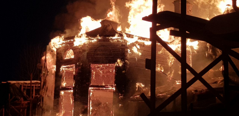    Огонь полыхает в Доме горного начальника в ПетрозаводскеИрина Меркова