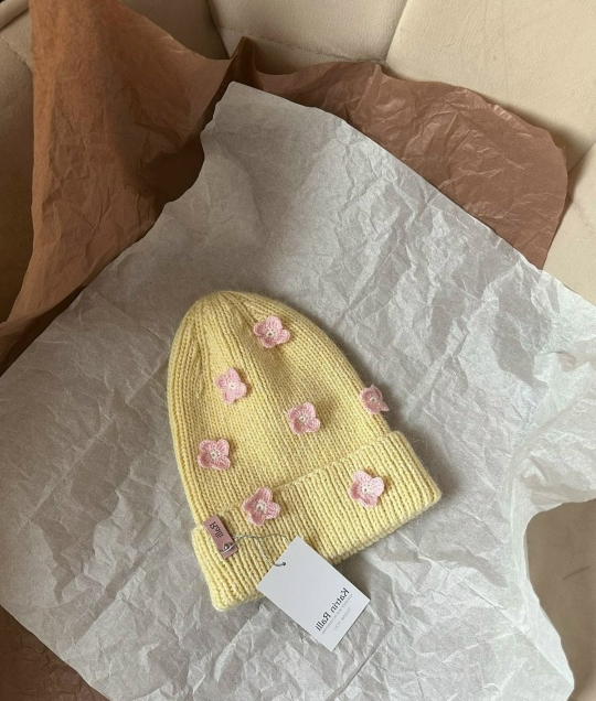 шапка спицами с цветами