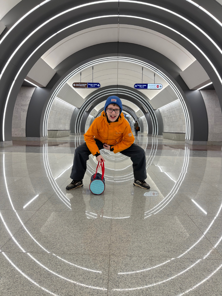 Один юный танцор готов восхищать публику своими талантами. Наша футуристичная, новая и красивая станция метро «Юго-Западная»