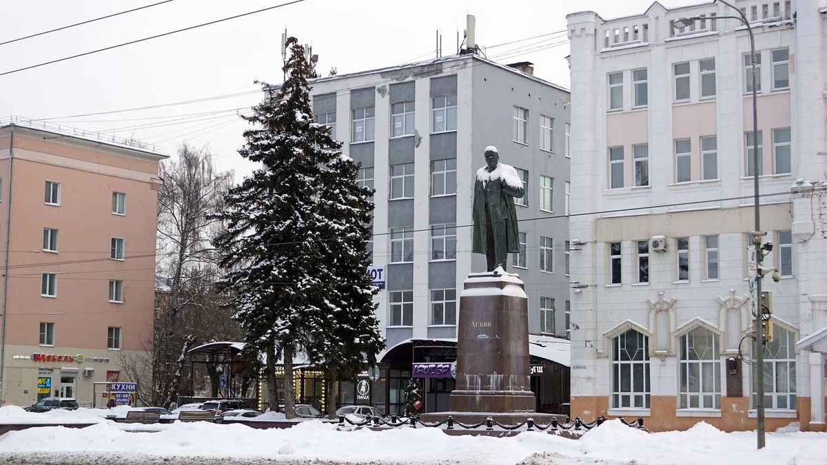 Я не являюсь любителем советской эстетики, но мне было интересно увидеть образцовый социалистический город. Поэтому во время путешествия в Иваново один день я посвятила знакомству с советской архитектурой