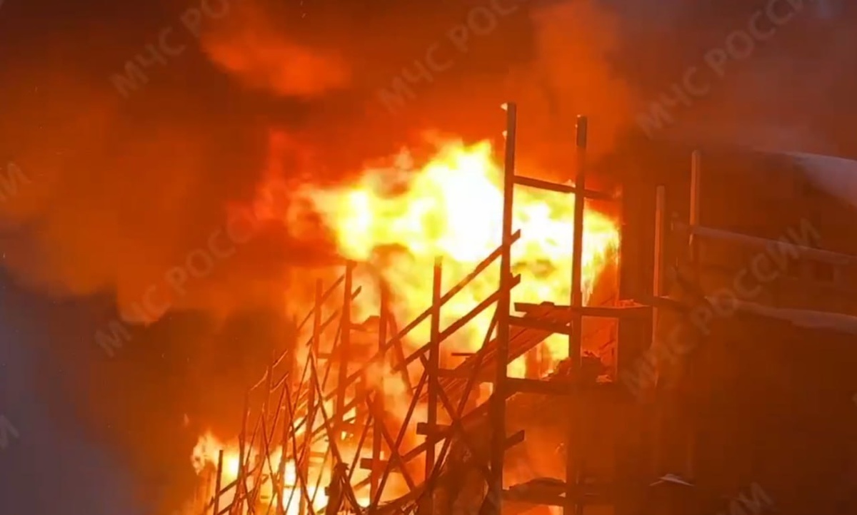    В Петрозаводске тушат пожар в Доме горного начальника