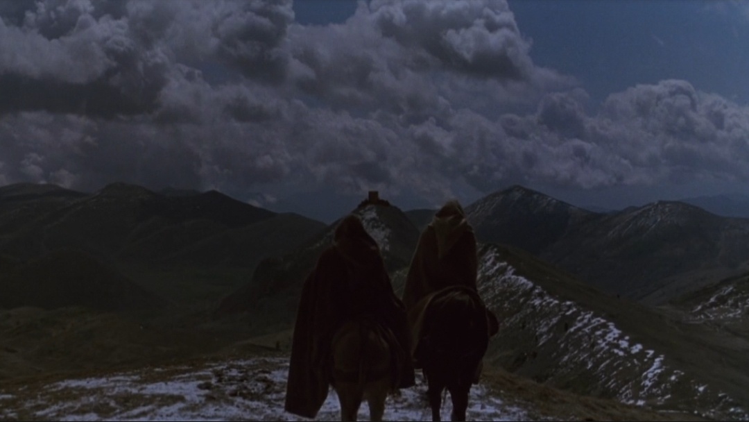 Францисканский монах Уильям Баскервильский( Шон Коннери) и его молодой ученик(Кристиан Слейтер) подъезжают к бенедиктинскому монастырю.