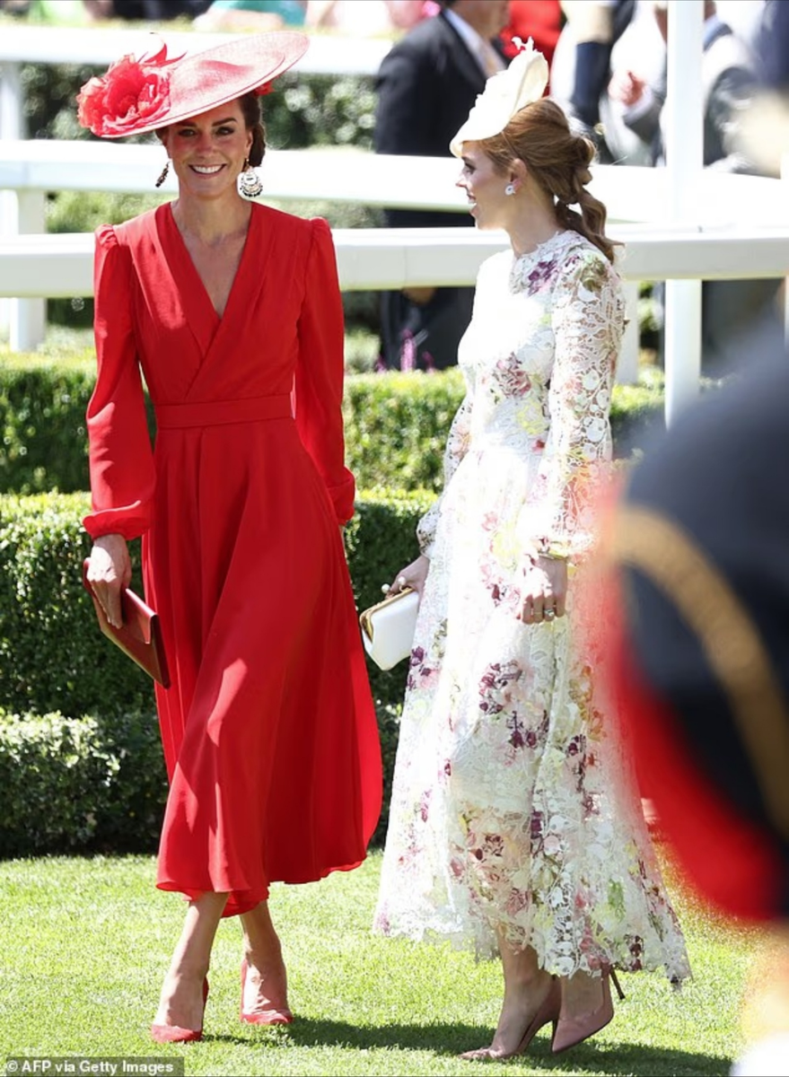 Принцессы Кейт и Беатрис перед скачками в четвертый день Королевских скачек в Аскоте в июне 2023 года.