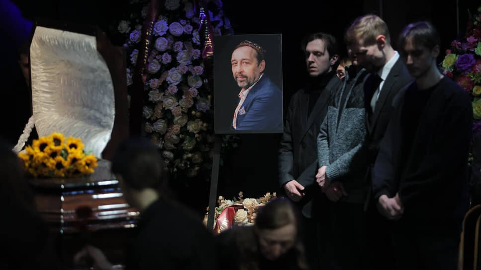 У здания «Коляда-театра» выстроились длинные очереди желающих проститься с Николаем Колядой.📷Фото: Марина Молдавская / Коммерсантъ