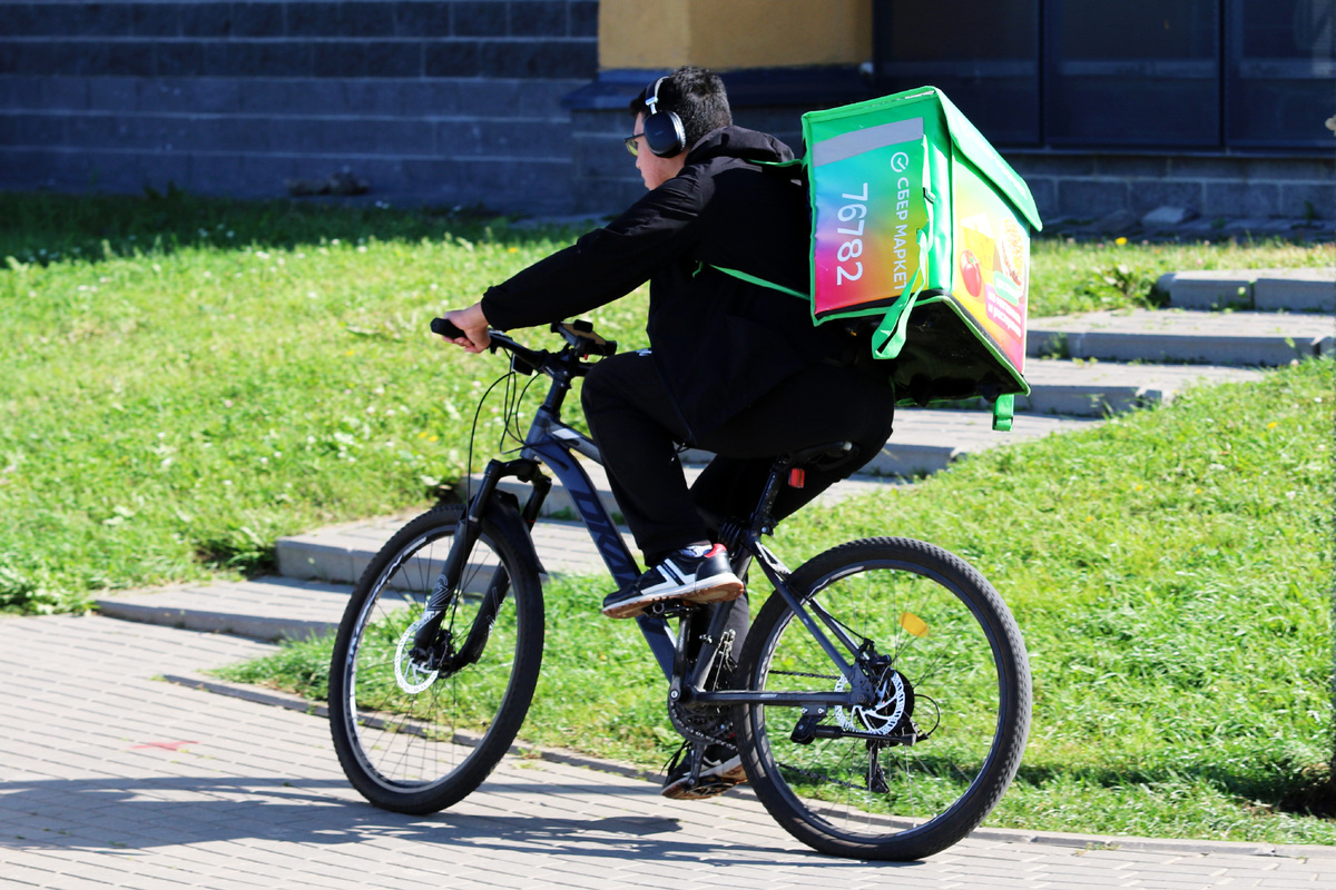     Это успех: назван самый популярный музыкант у курьеров и таксистов в России