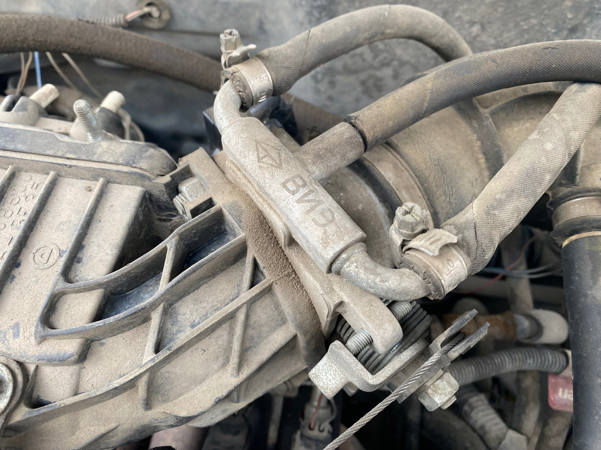 Вот «на всякий случай» менял дроссель, хотя после замены проблема не ушла (плавали обороты на холостых и иногда машина глохла)