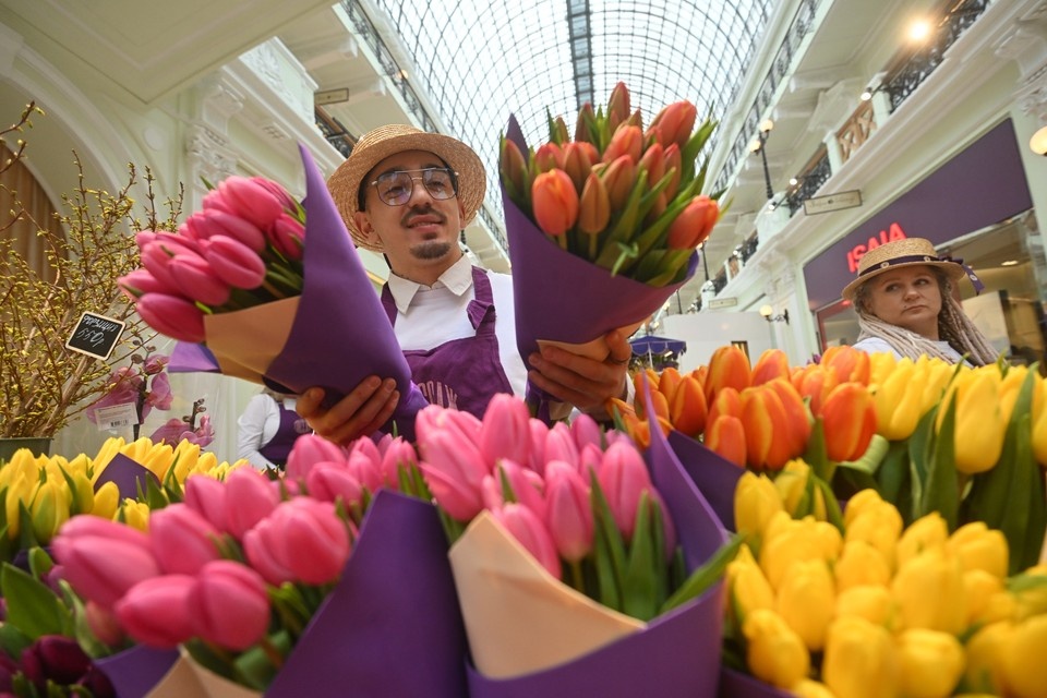    Тюльпаны подешевели в Петербурге перед 8 Марта. Евгения ГУСЕВА