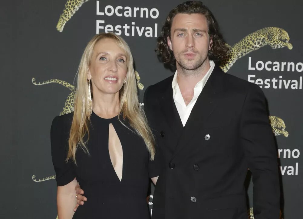    Аарон Тейлор-Джонсон сделал памятный подарок жене в честь ее 59-летия