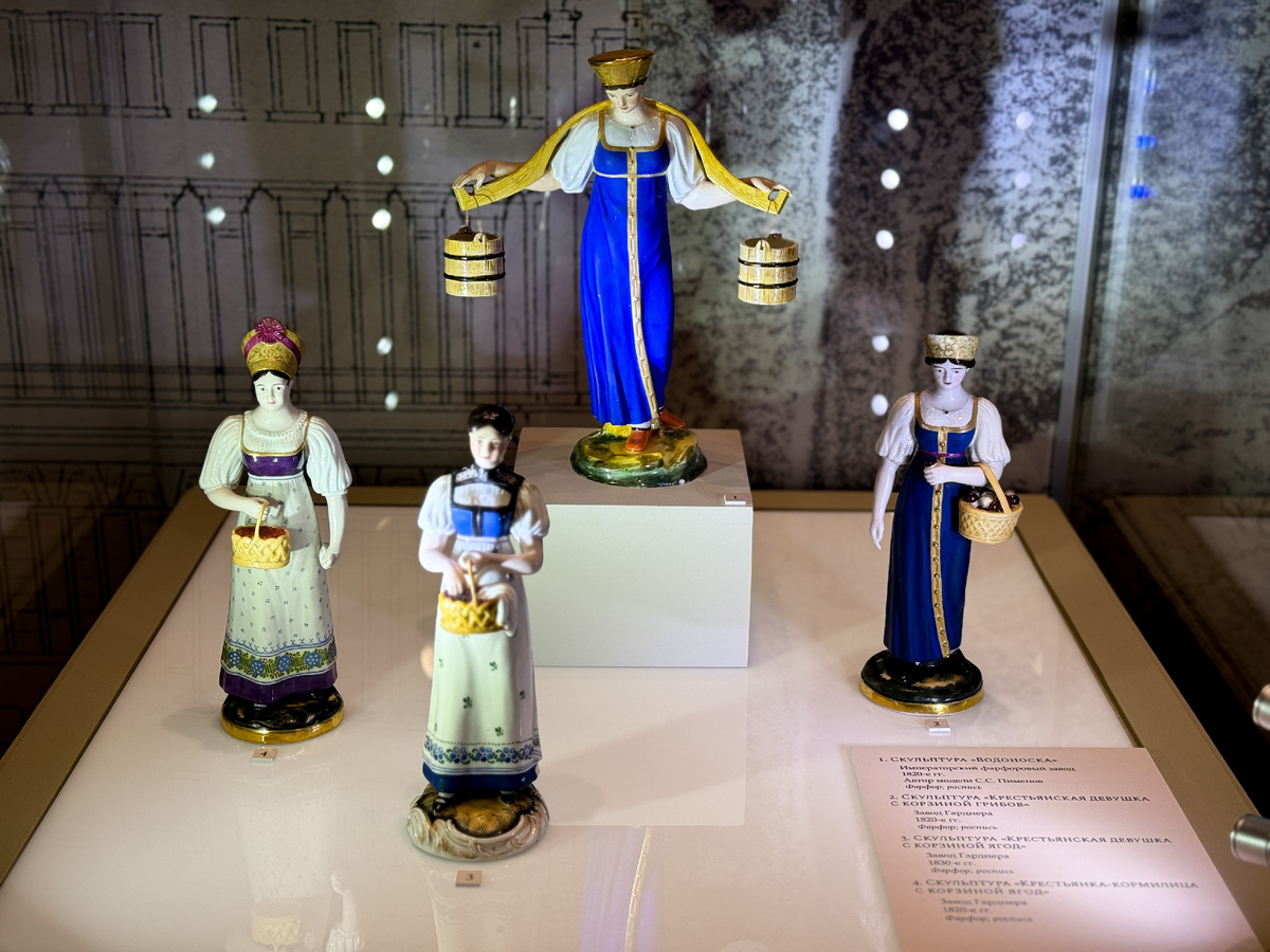 В центре скульптура «Водоноска», ИФЗ (1820 г). Слева-направо: «Крестьянка-кормилица с корзиной ягод», «Крестьянская девушка с корзиной ягод», «Крестьянская девушка с корзиной грибов», завод Гарднера (1820-1830 гг).
