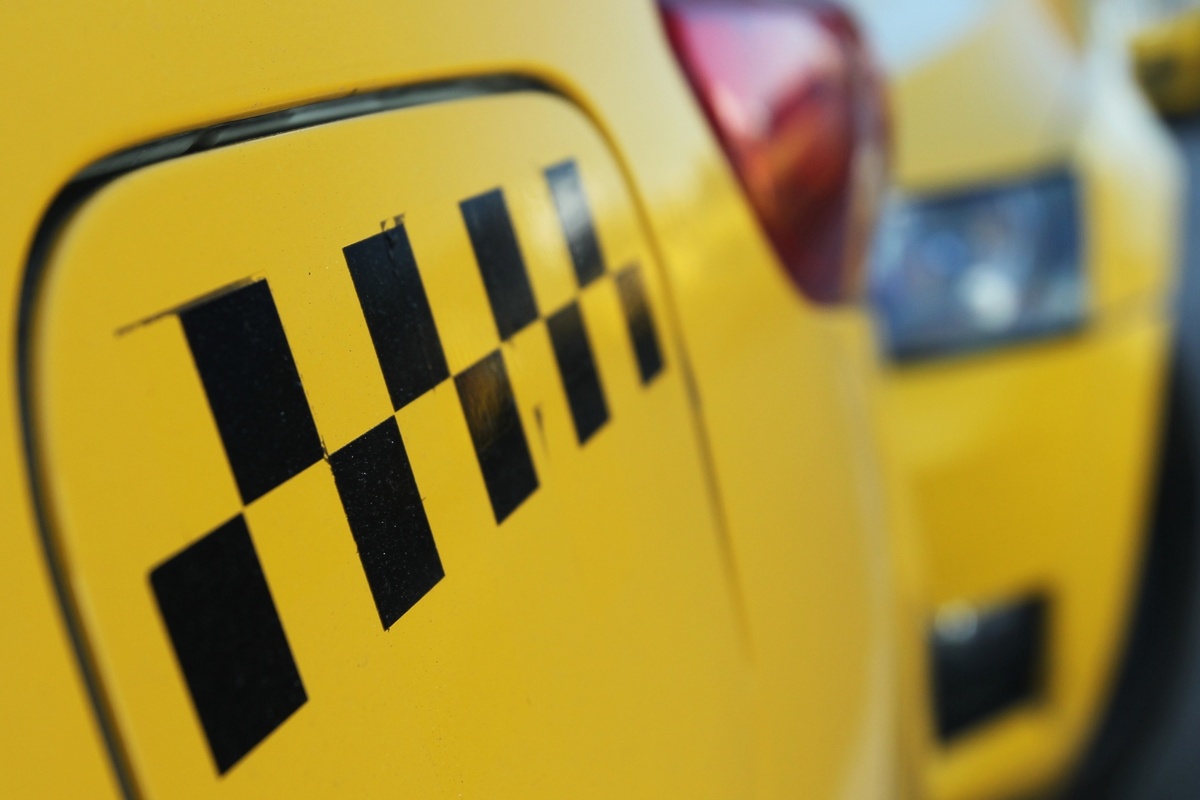    Москва такси шашечки (фото: РИА)