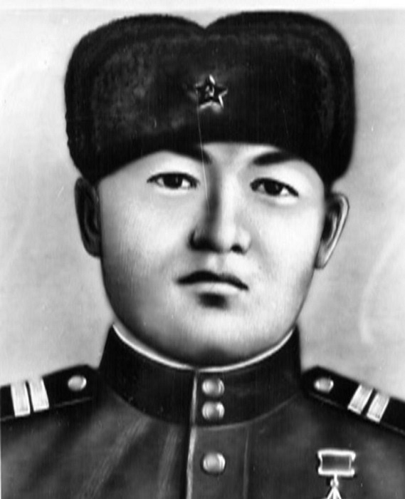    Во время освобождения деревни Михайловки Асанбек Октаев в одиночку захватил вражеский дзот, из крупнокалиберного пулемёта и остановил немецкую контратаку, поднимая однополчан в бой и воодушевляя их своим примером.