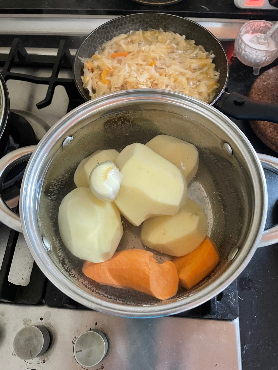 Овощи для овощного бульона и картофель