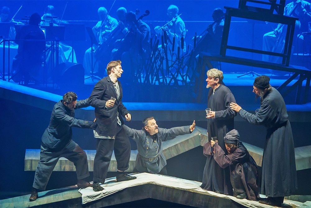    В спектакле Полины по лесковским "Соборянам" герой говорит: "Чужие земли похвалой стоят, а наша руганью крепчает". / Фото: Андрей Парфенов