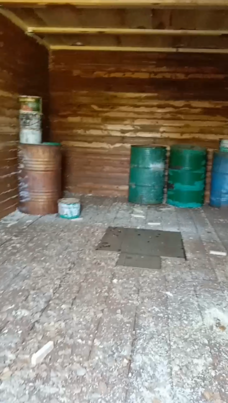 Пол с фундаментом под печь (на полу не успел смести опилки)