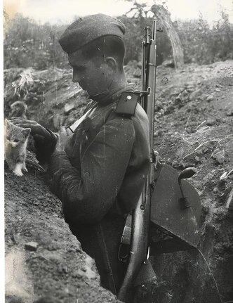 «В минуты отдыха». Фото Георгия Липскерова. 1944 г.