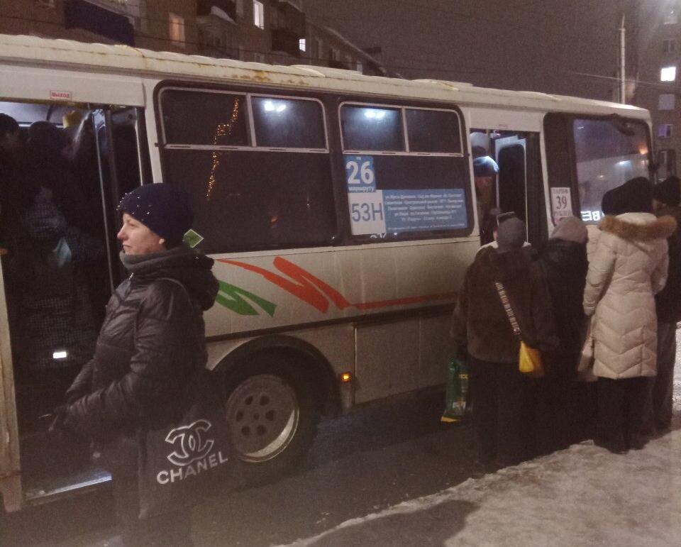   Битва за место в транспорте: Жители Оренбурга жалуются на проблемы с автобусным сообщением в вечернее время