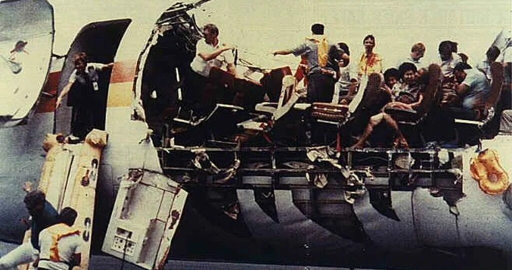 А вы знали, что однажды у самолёта оторвало крышу в воздухе и он всё равно сел