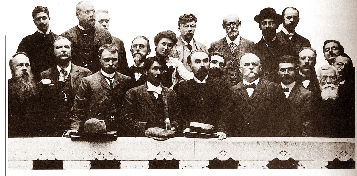 Роза Люксембург в президиуме II Интернационала. 