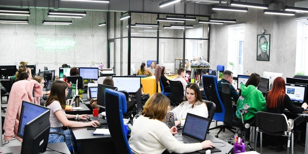 Больше половины россиян откладывали рождение ребенка из-за загруженности на работе