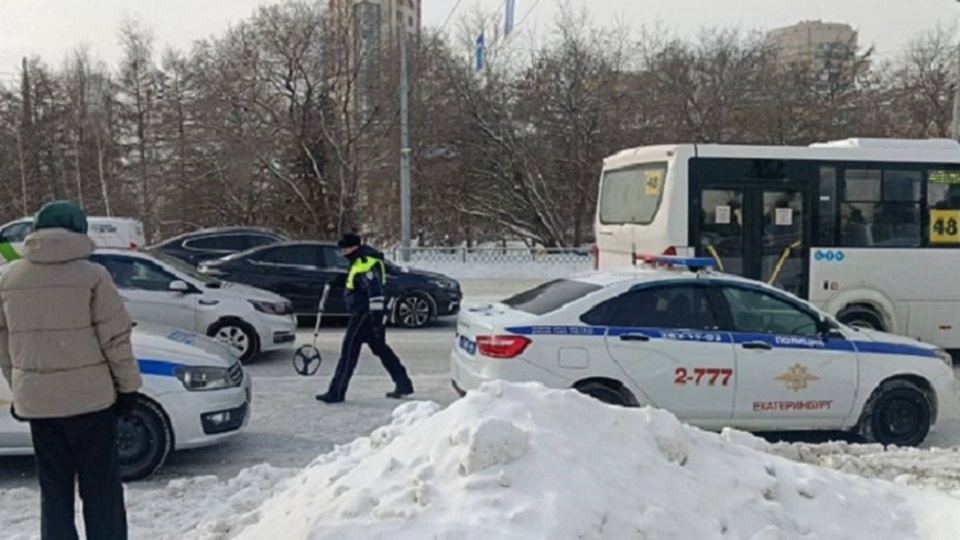 В Екатеринбурге из-за столкновения двух автобусов пострадала девушка