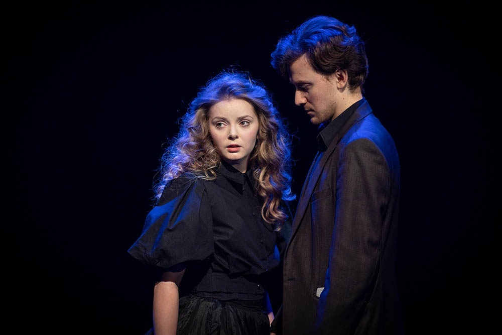    Героине Виктории Волоховой всего 17 лет. Она ждет ответных чувств от Господина Н. (Федор Федотов). / Юлия Смелкина