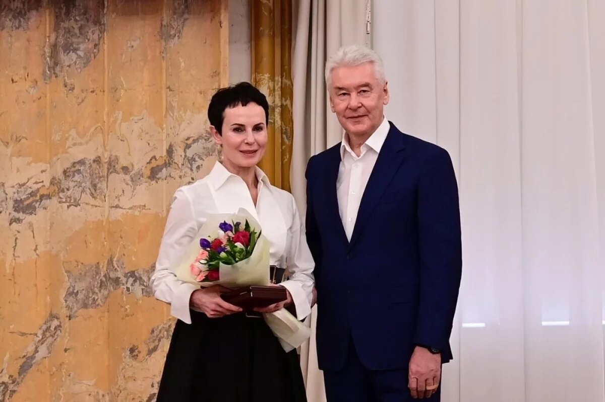    Сергей Собянин вручил актрисе знак отличия «За безупречную службу городу Москве».