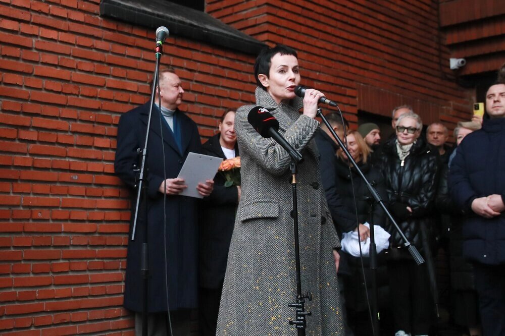    Ирина Апексимова на открытии памятника основателю Театра на Таганке Юрию Любимову, 2025 г. Фото: АГН Москва/ Василий Кузьмиченок