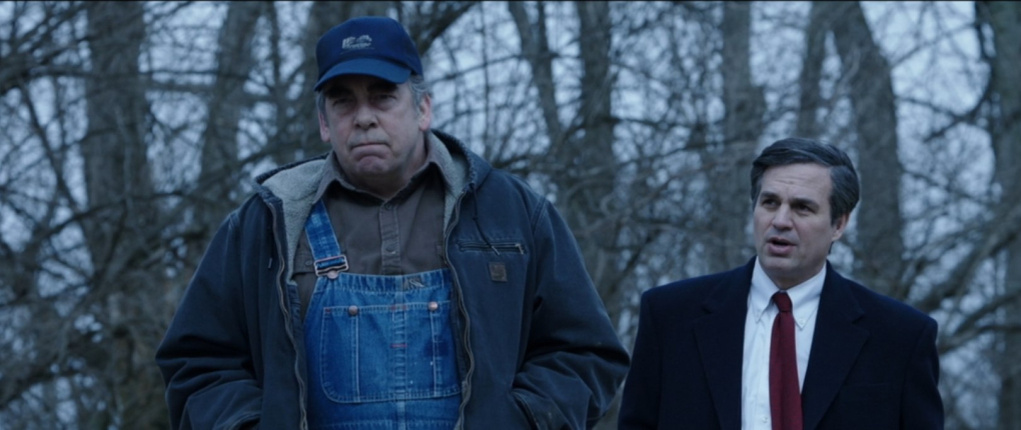 Скриншот из фильма «Тёмные воды». Актёры, которые играли главных героев истории про вечные химикаты. Уилбур Теннант (Билл Кэмп) слева, Роб Билотт (Марк Руфалло) справа.