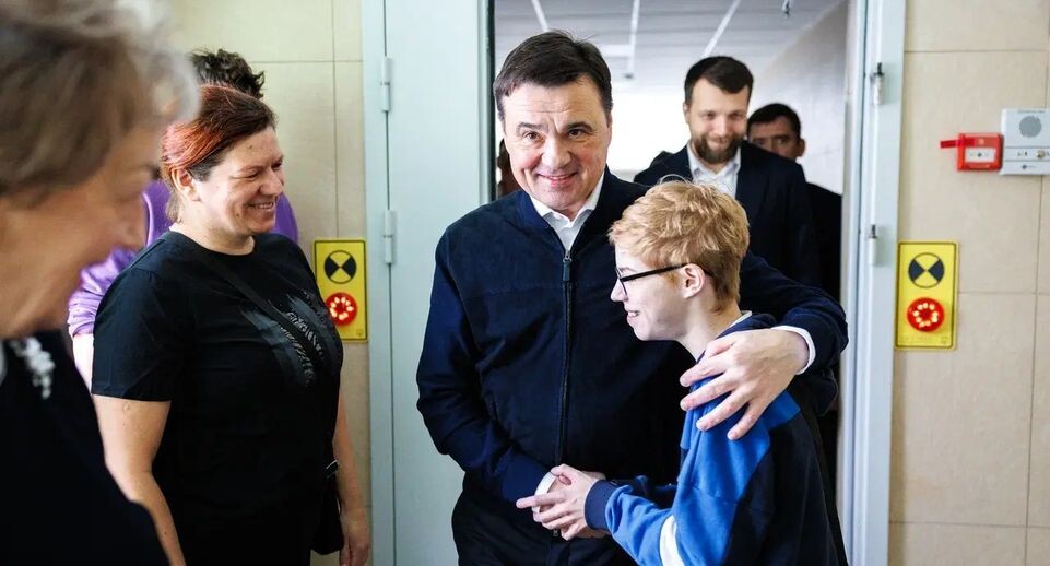 Дорогою добра. Воробьев посетил детское отделение Семейного центра имени Мещерякова