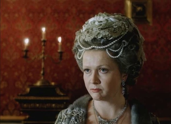 Наталья Гундарева в образе императрицы Елизаветы Петровны, кадр из фильма