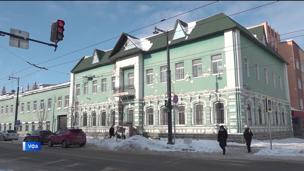    В центре Уфы из-за падения наледи пострадала пожилая женщина с внучкой