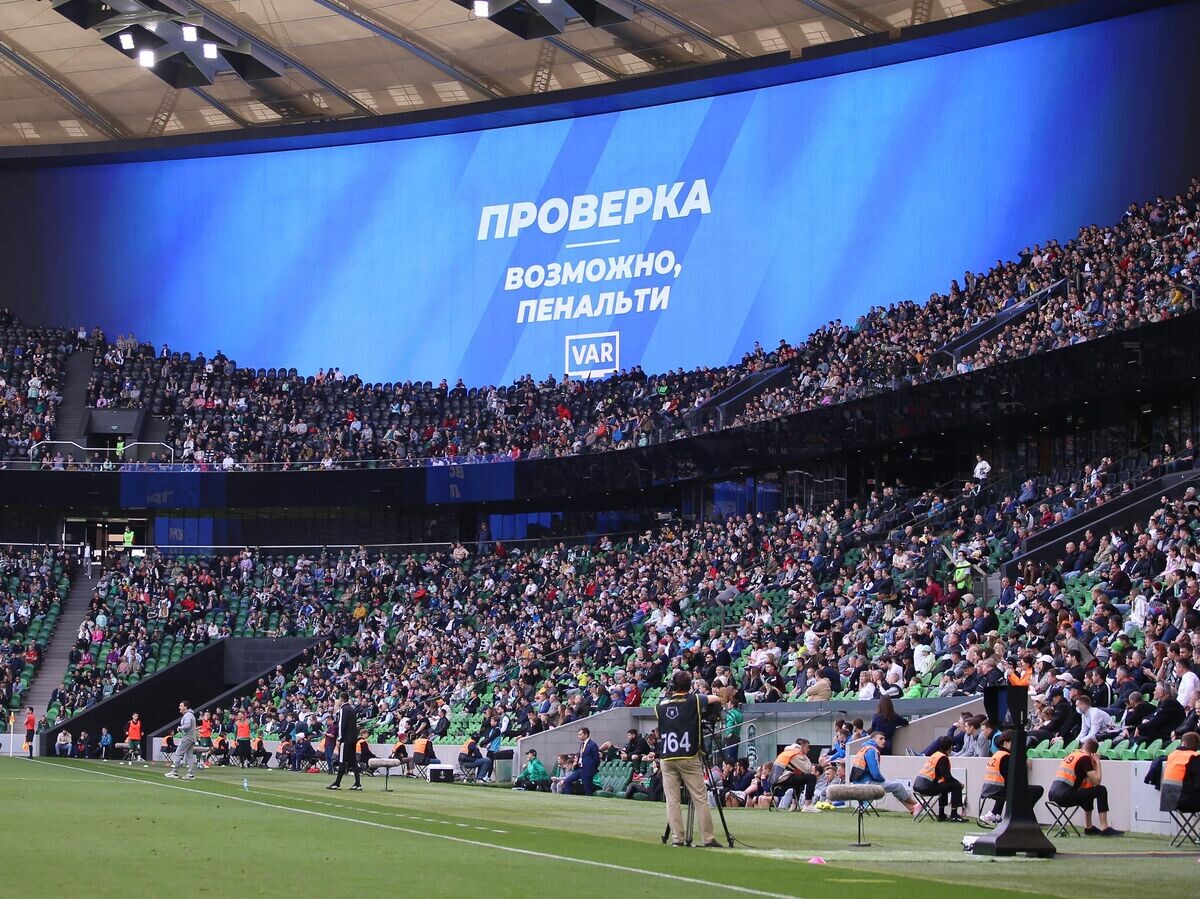    Электронное табло с сообщением об использовании системы видеопомощи арбитрам (VAR) | © РИА Новости / Виталий Тимкив