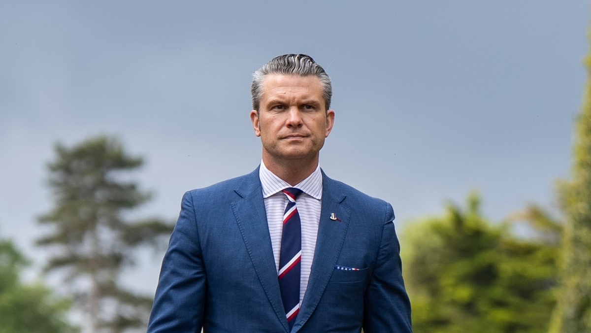     Пит Хегсет   
(cc0) Petty Officer 1st Class Alexander Kubitza