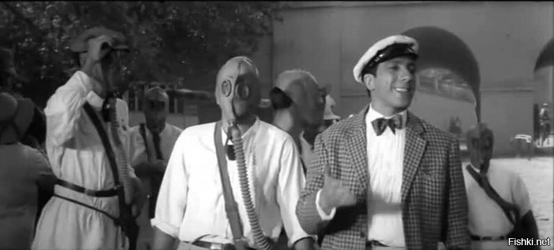Кадр из фильма "Золотой телёнок." Остап Бендрер попадает на учения по гражданской обороне. 