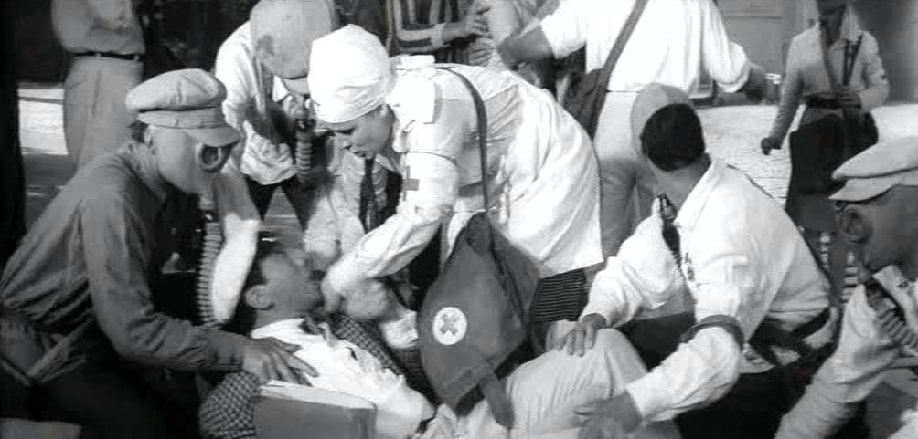 Кадр из фильма "Золотой телёнок." Учения по гражданской обороне. 