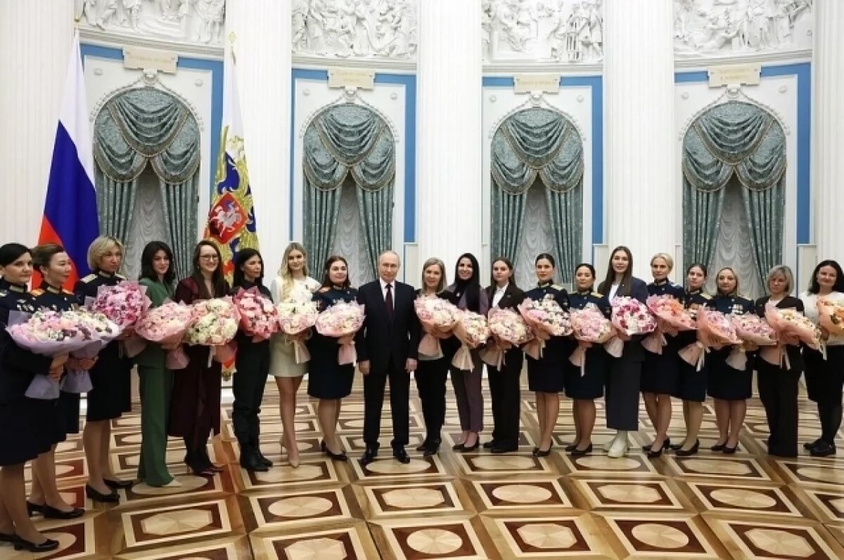    Путин пошутил во время совместного фото с женщинами в Кремле