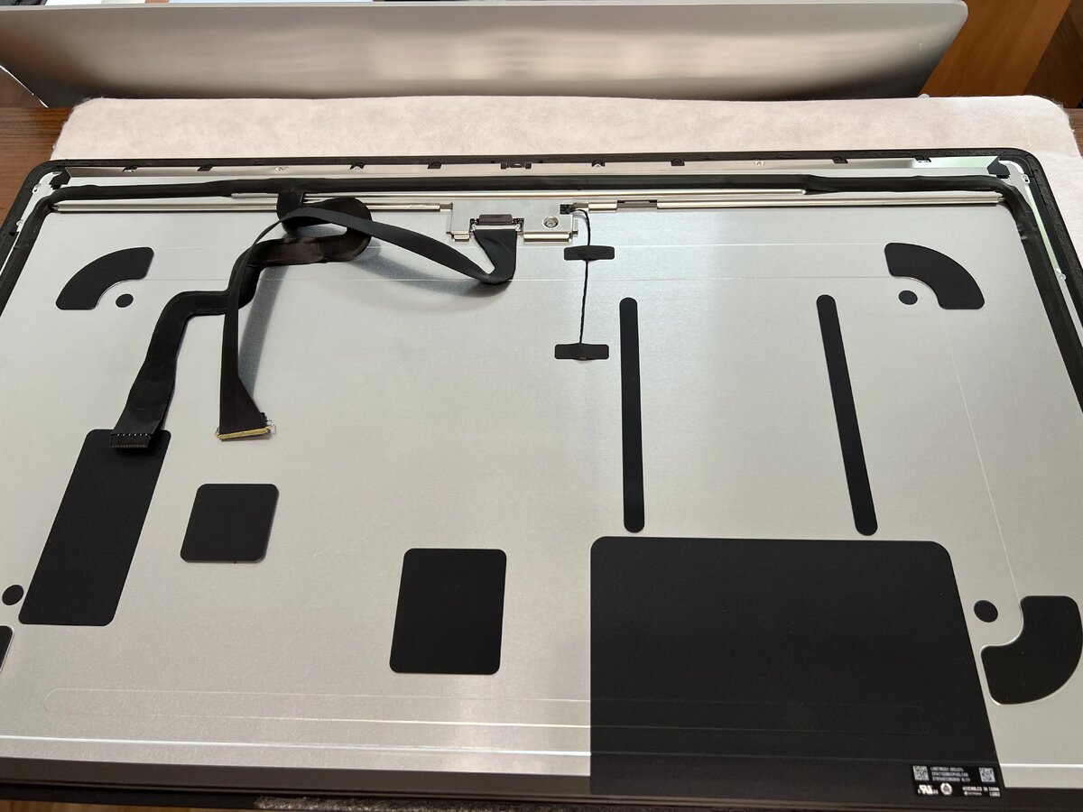 После разборки у нас остаётся красивый 5K-дисплей и фирменный корпус iMac