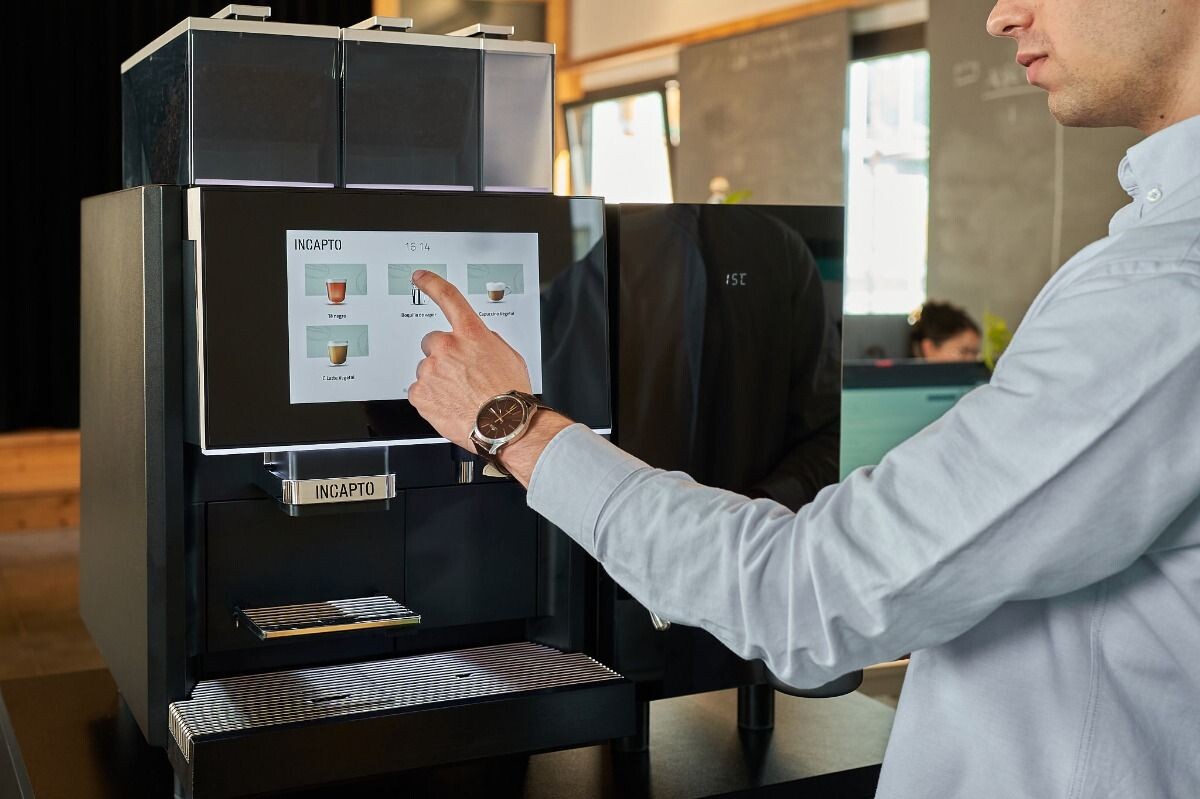 Thermoplan AG Black&White4 закрывает сценарий «качество + регламент»: заявлен ресурс приготовления до 240 эспрессо/ч и сервисный интервал по счётчику (первое обслуживание по регламенту 48 000 напитков/335 дней, далее 50 000 напитков/365). В России есть публичный кейс пекарен Shirshov & Co с использованием Thermoplan Black&White во всей сети.