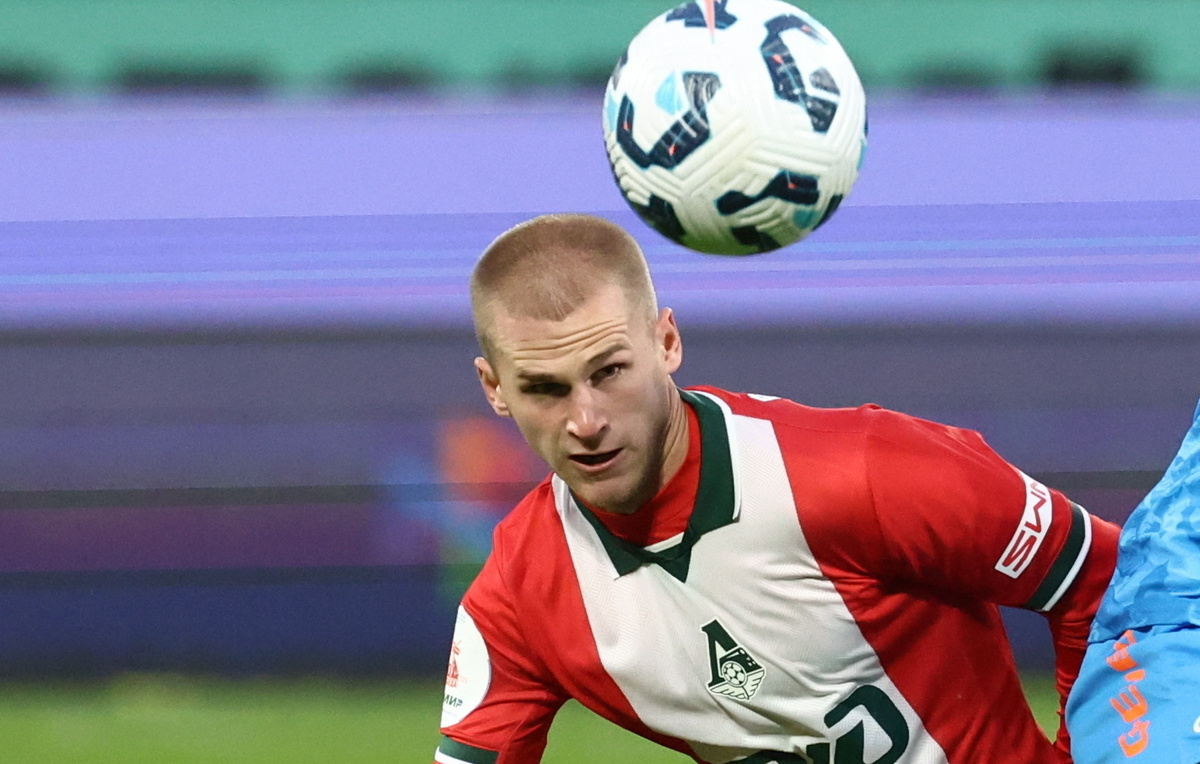    Полузащитник "Локомотива" Сергей Пиняев  Сергей Фадеичев/ТАСС