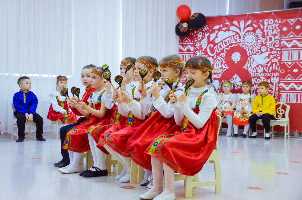 В детских садах и школах Твери празднуют 8 Марта