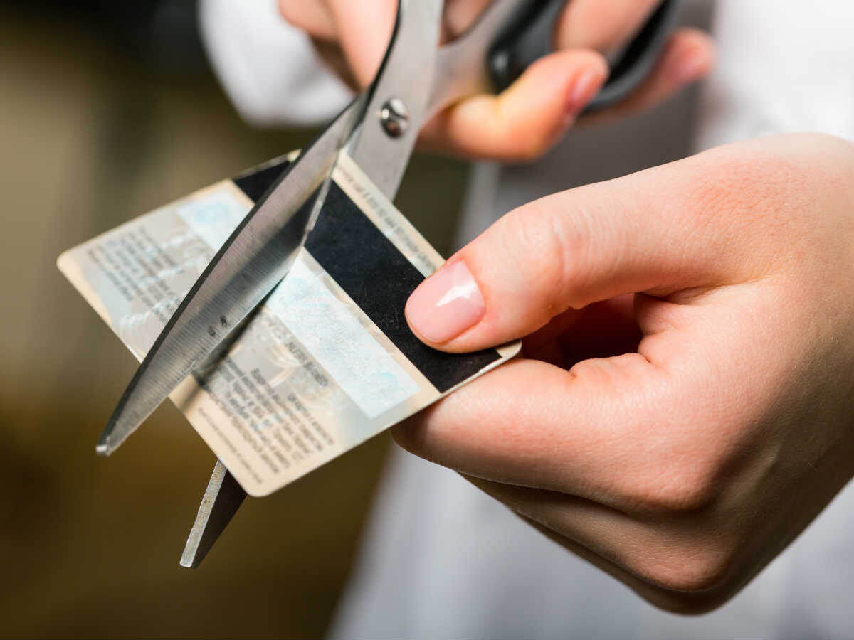 Забытые карты будут закрыты принудительно: новые правила и неожиданные последствия для владельцев счетов