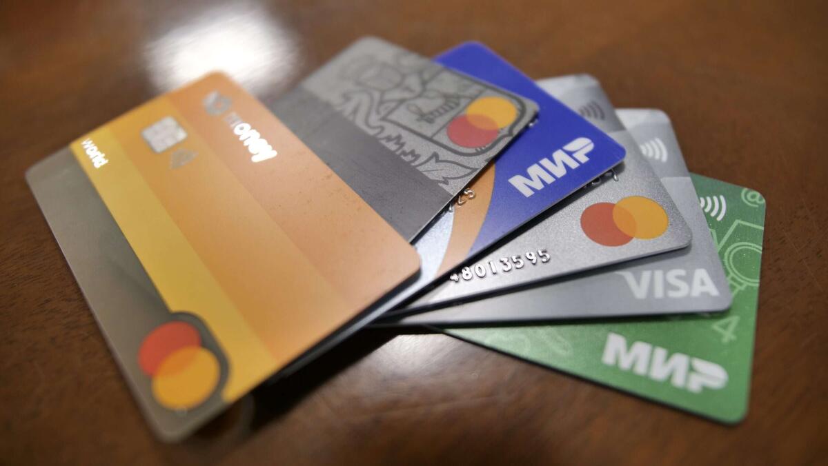 Почему исчезают деньги с забытых карт: как банки легально обнуляют счета и что делать клиенту