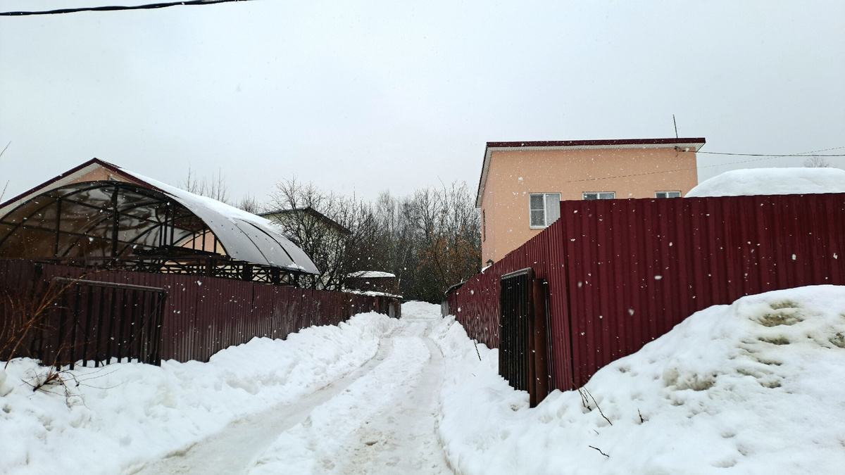 Вот там за домами вовсе не лес. Это огороженное кладбище.