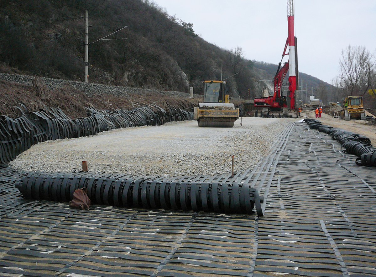 Армирование железнодорожной насыпи с использованием высокопрочных георешеток ПараЛинк