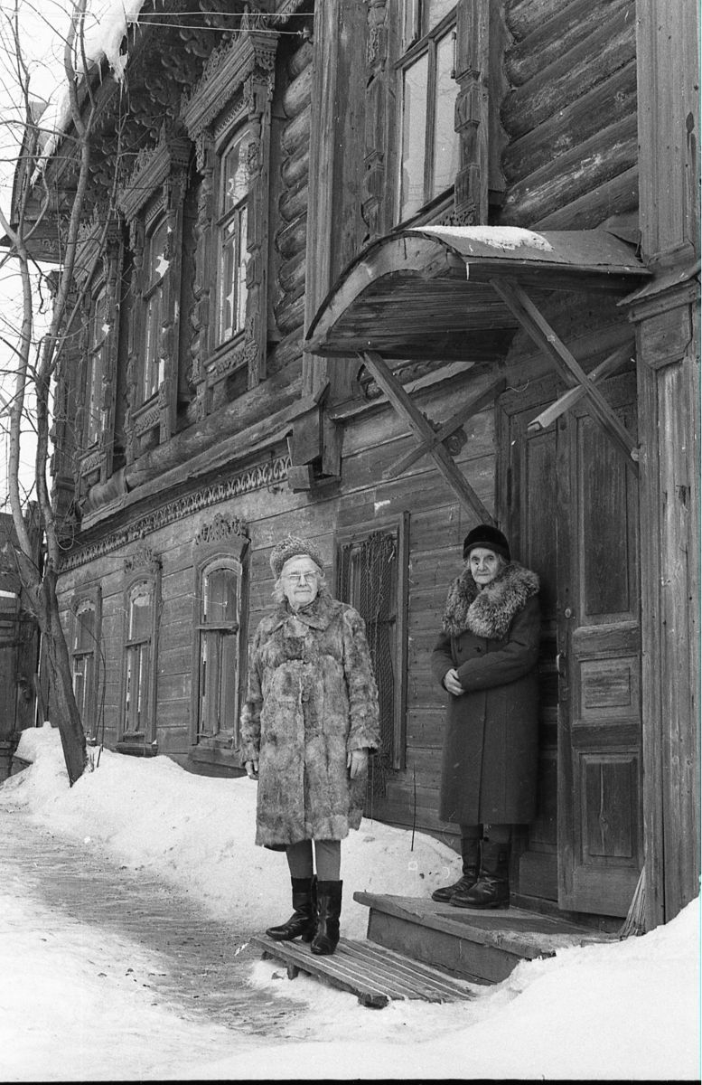 Февраль 1978 года. Последние хозяйки дома самоварщиков Фоминых (бывший адрес ул. М. Горького, 138). Слева - Галина Михайловна Фомина - дочь Михаила Павловича Фомина, одного из владельцев фабрики